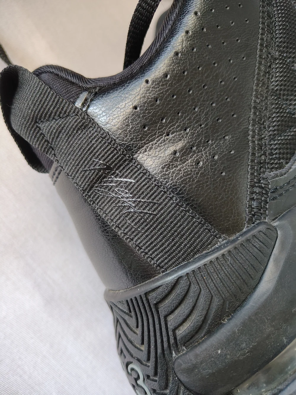 Jordan Max Aura 3 Triple Black Youth Size 6Y (Women's 7.5)